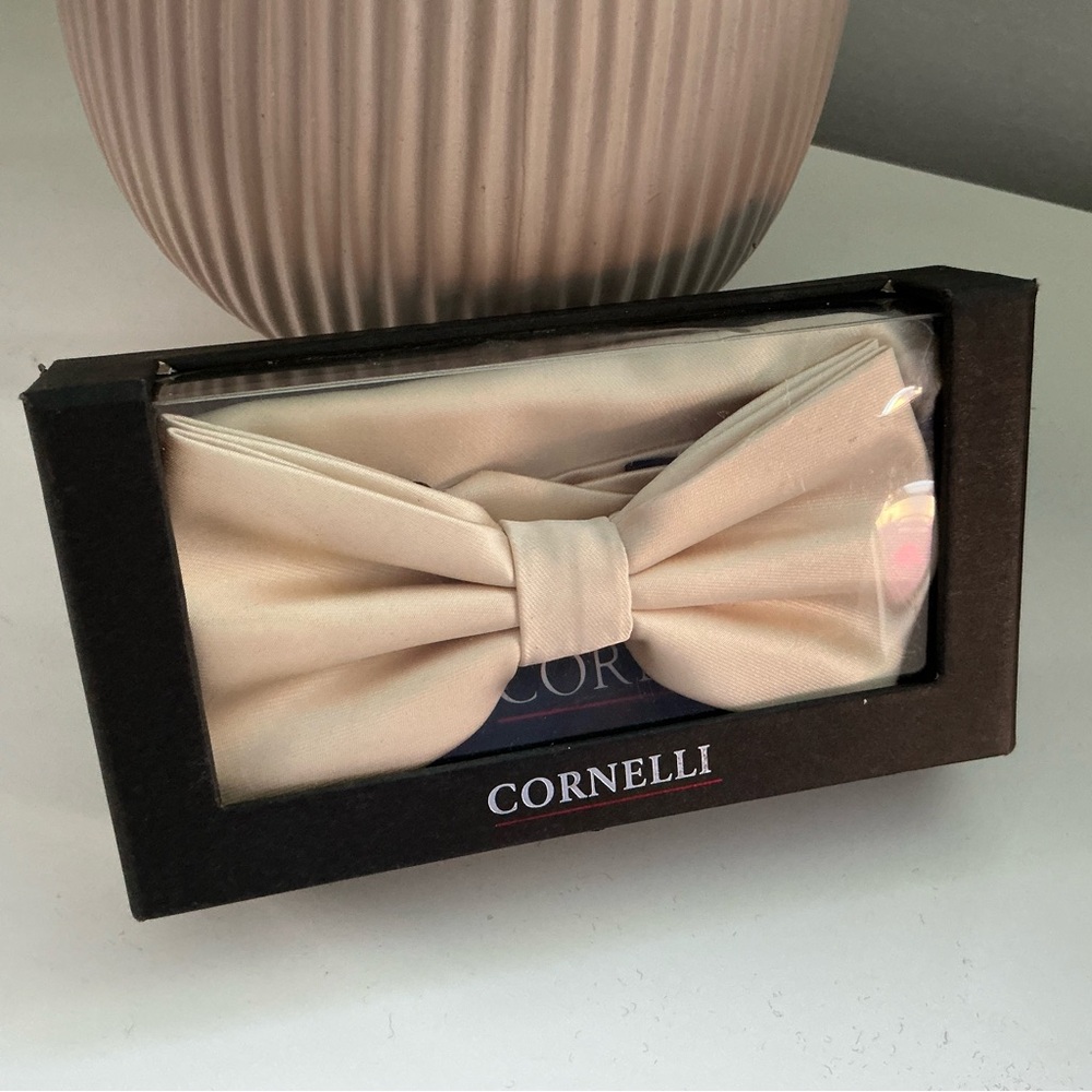 Men's Cream Bow Tie - Classic Formal Accessory